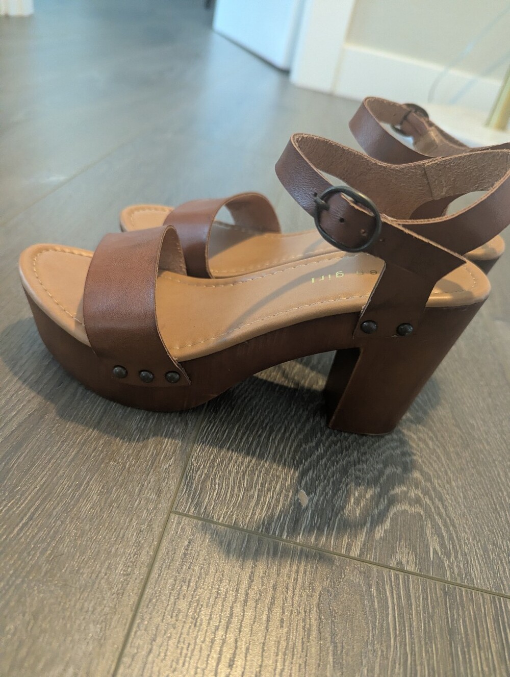 Tan Heels - Picture 3 of 8